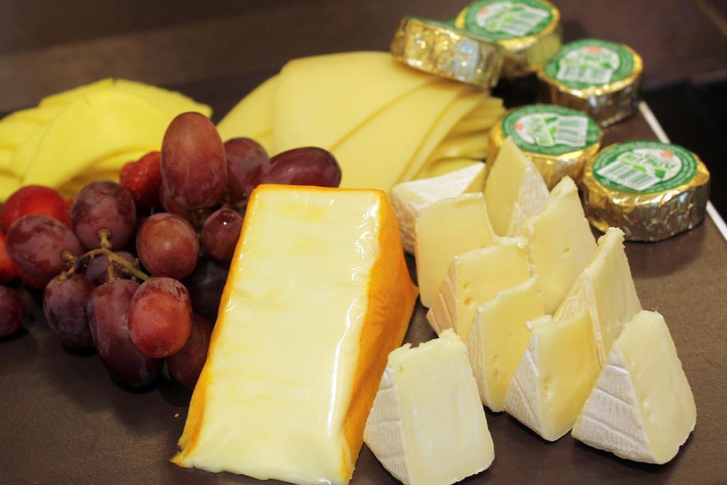 Hotel Istana Kuala Lumpur City Centre Exterior foto Cheese platter