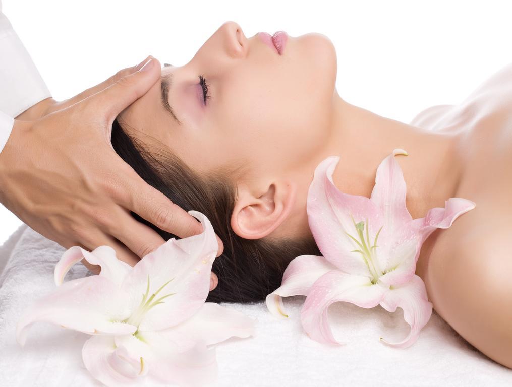 Hotel Istana Kuala Lumpur City Centre Exterior foto A woman receiving a facial massage