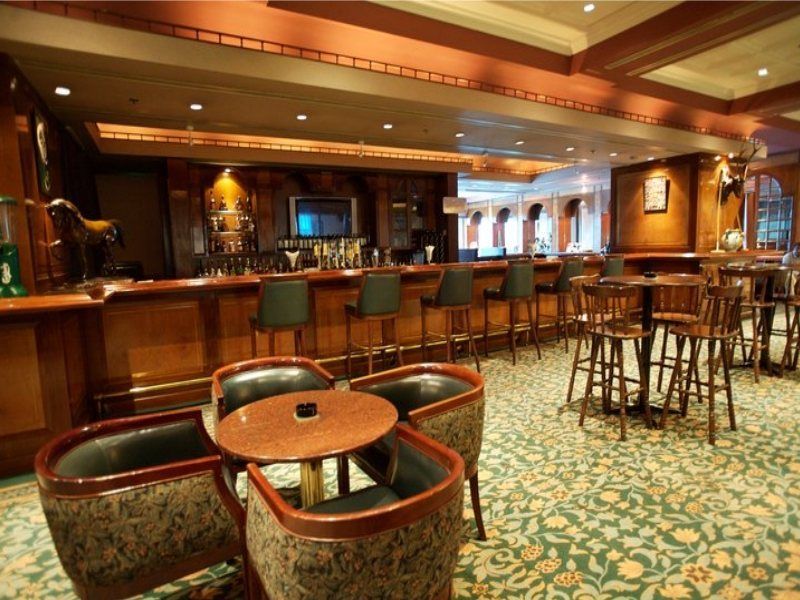 Hotel Istana Kuala Lumpur City Centre Exterior foto The bar on the Queen Mary 2