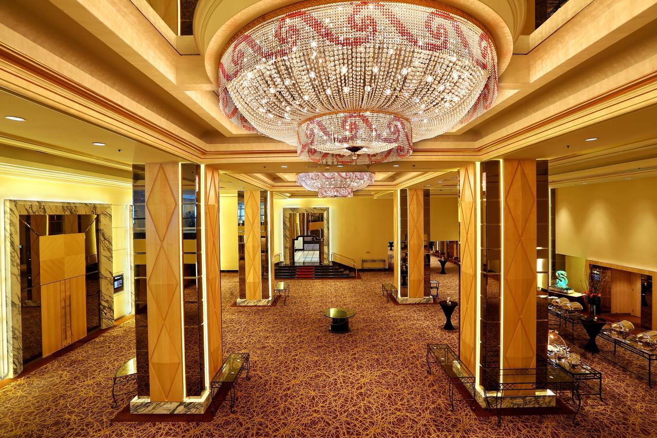 Hotel Istana Kuala Lumpur City Centre Exterior foto The lobby of the hotel